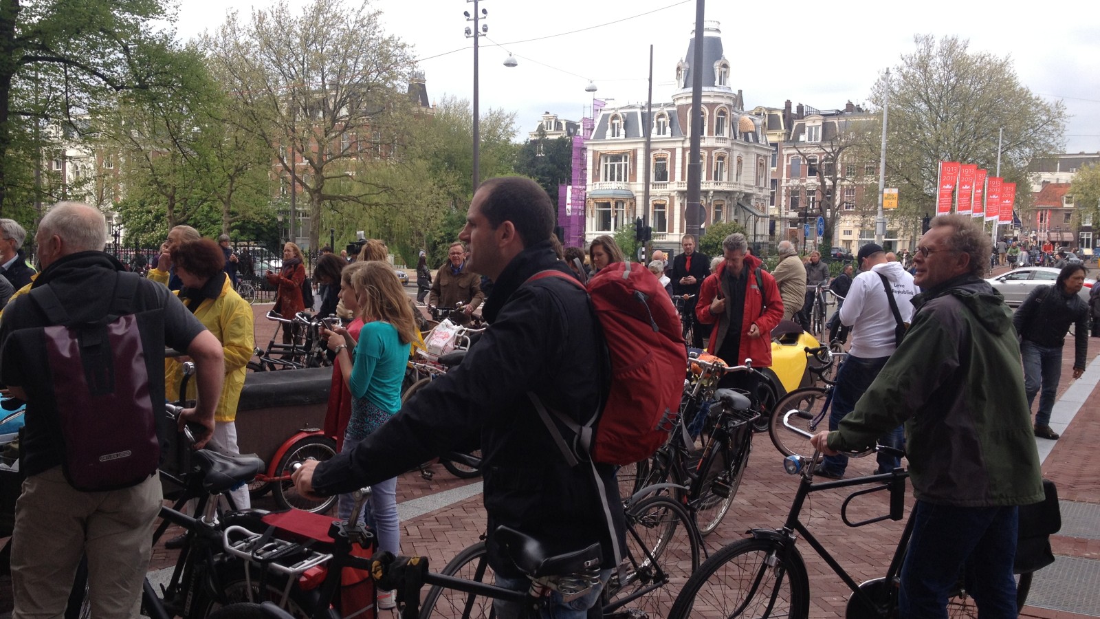 Eerste fietsers onder Rijksmuseum door