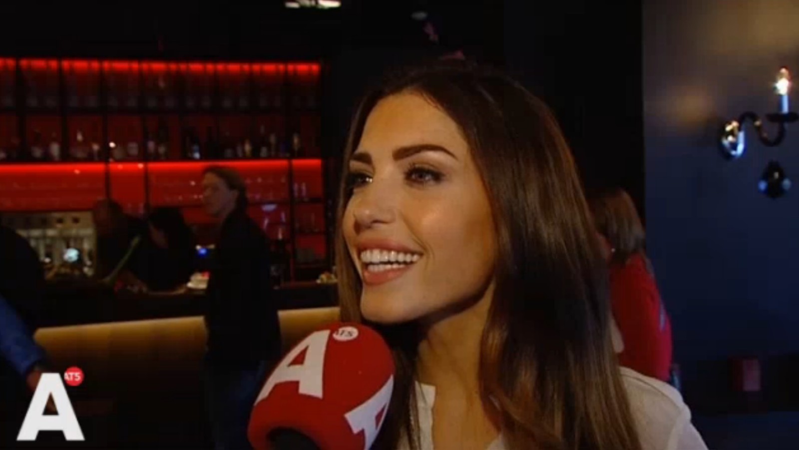 Yolanthe toont blote borst op nationale televisie - AT5