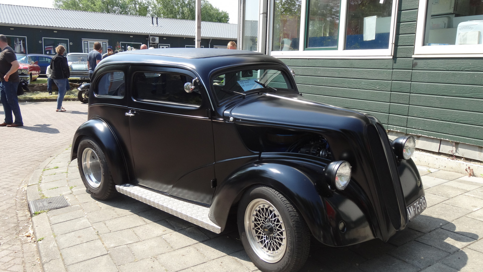 Gisteren was het bij Cruise Inn op Zeeburgereiland Rock 'n Roll D-Day. Een prachtig evenement met heel veel fifties. Dus Oldtimers, vetkuiven, rock en roll en nog veel meer.  Video's volgen.