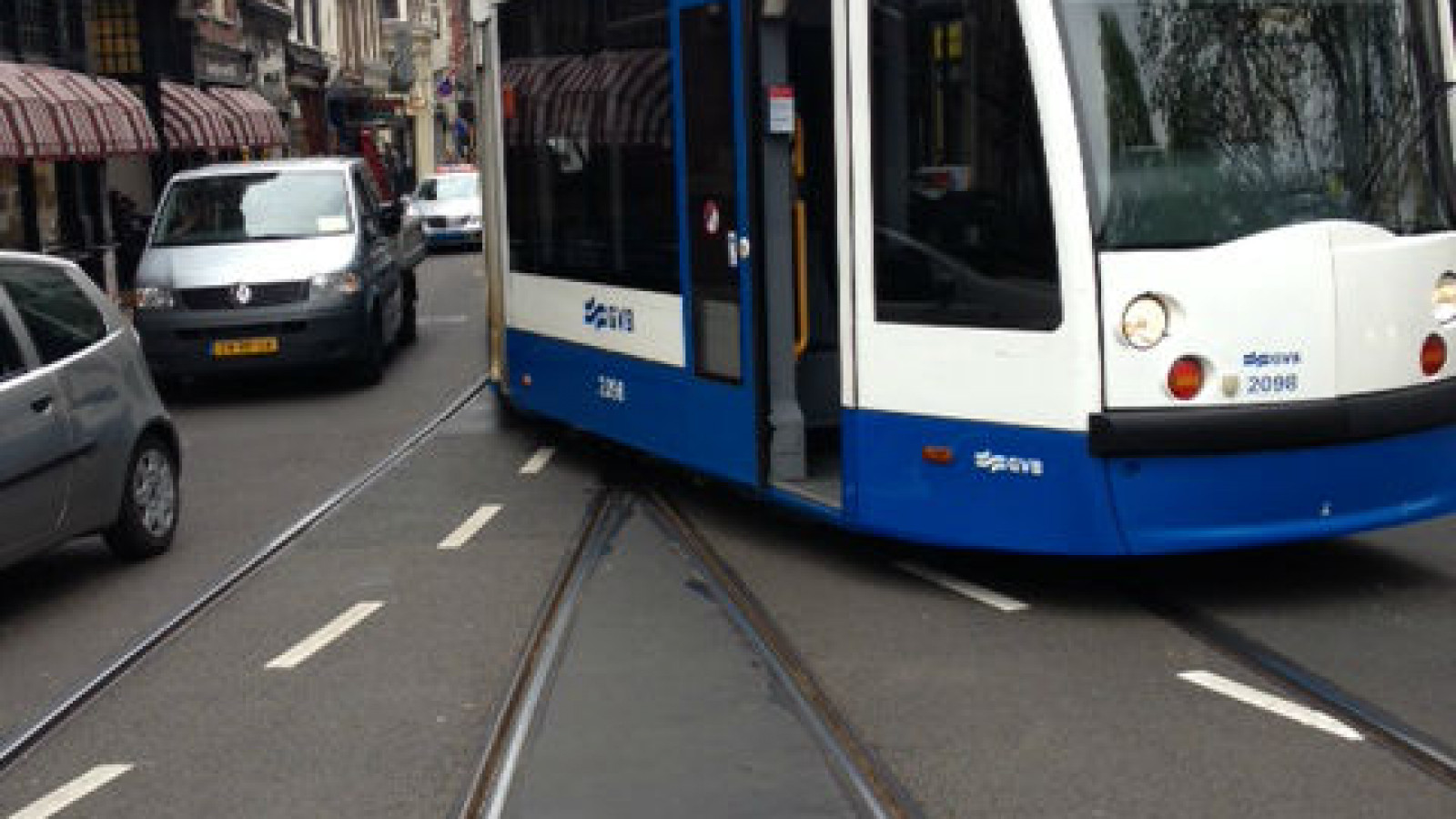 Tram uit de rails in Utrechtsestraat