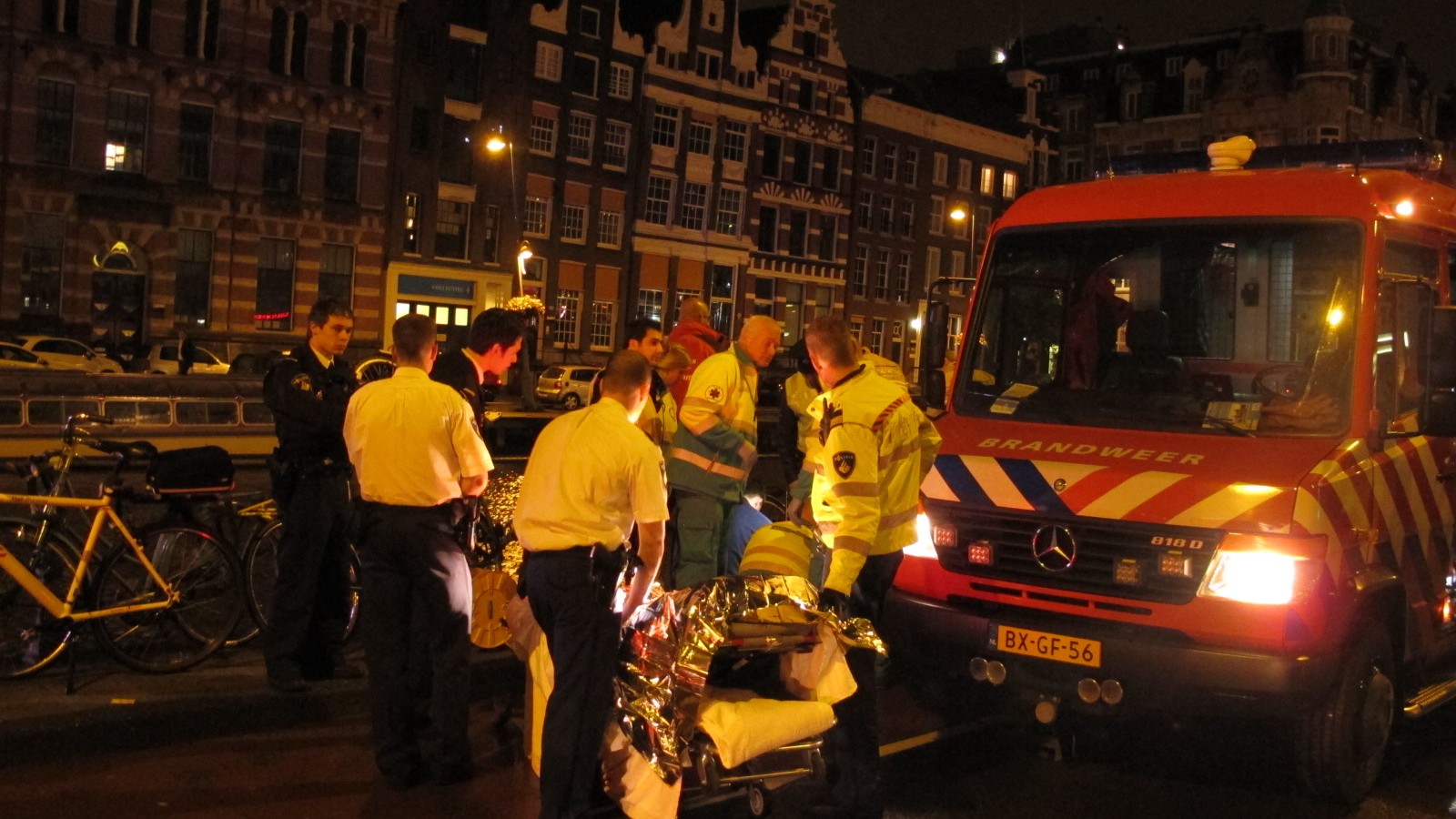 Man uit water gered bij Rokin