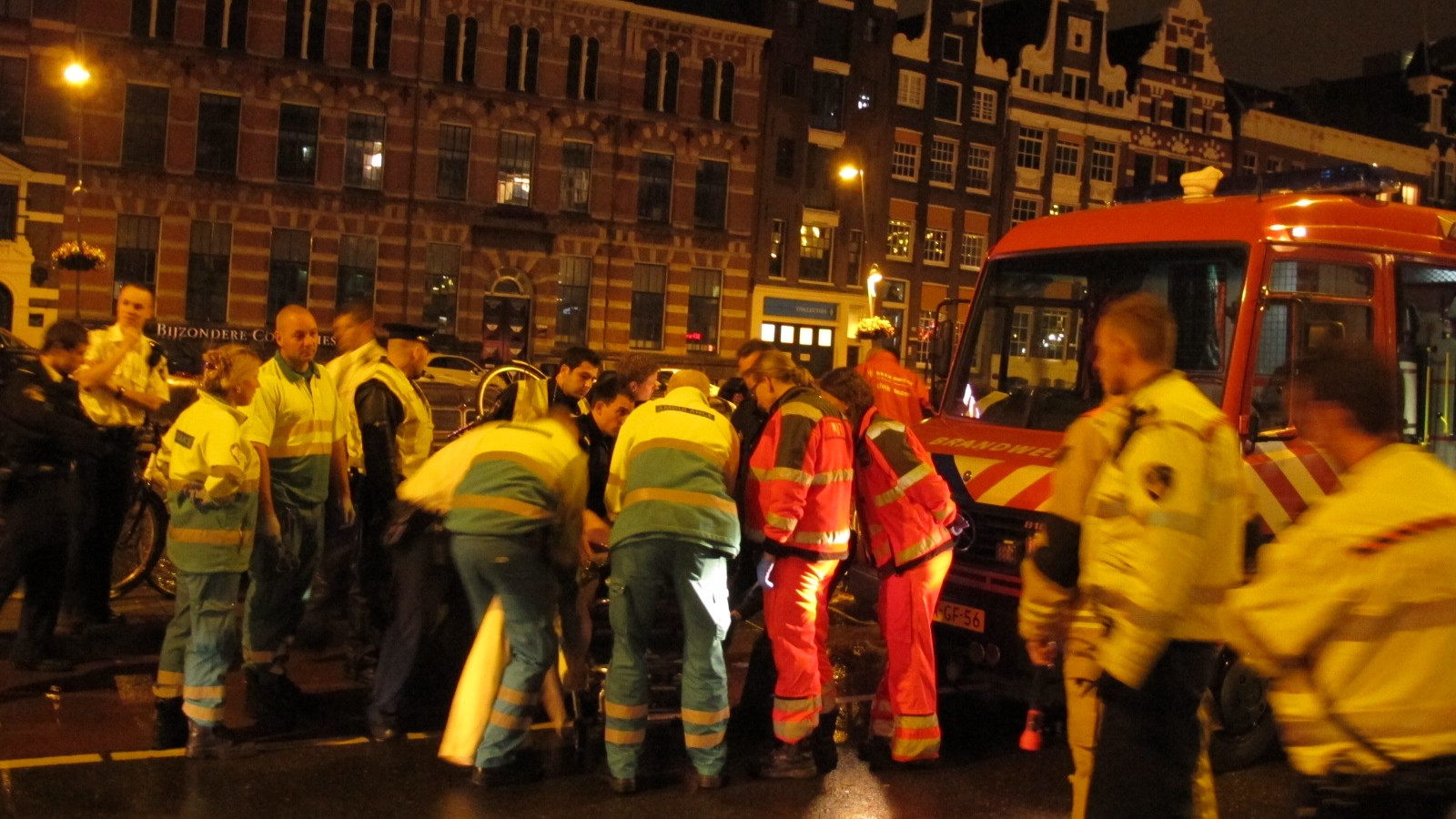 Man uit water gered bij Rokin