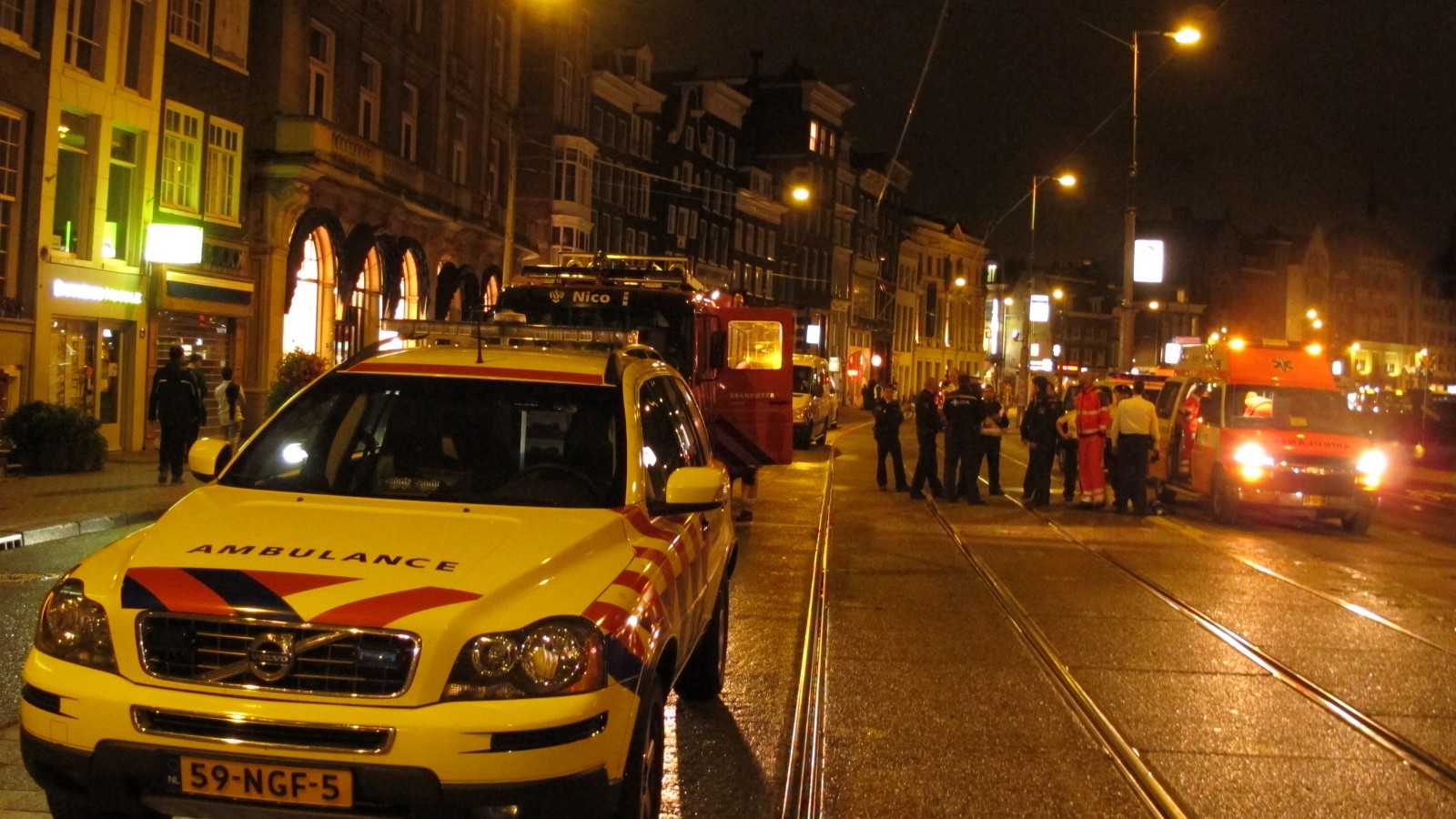 Man uit water gered bij Rokin