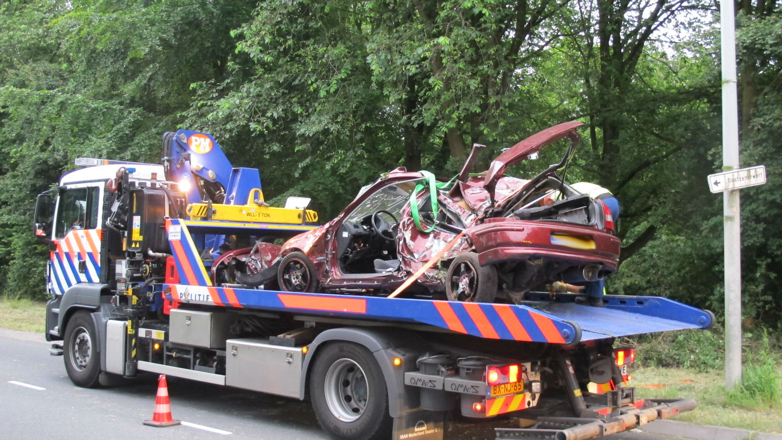 Auto volledig in puin na enorme crash