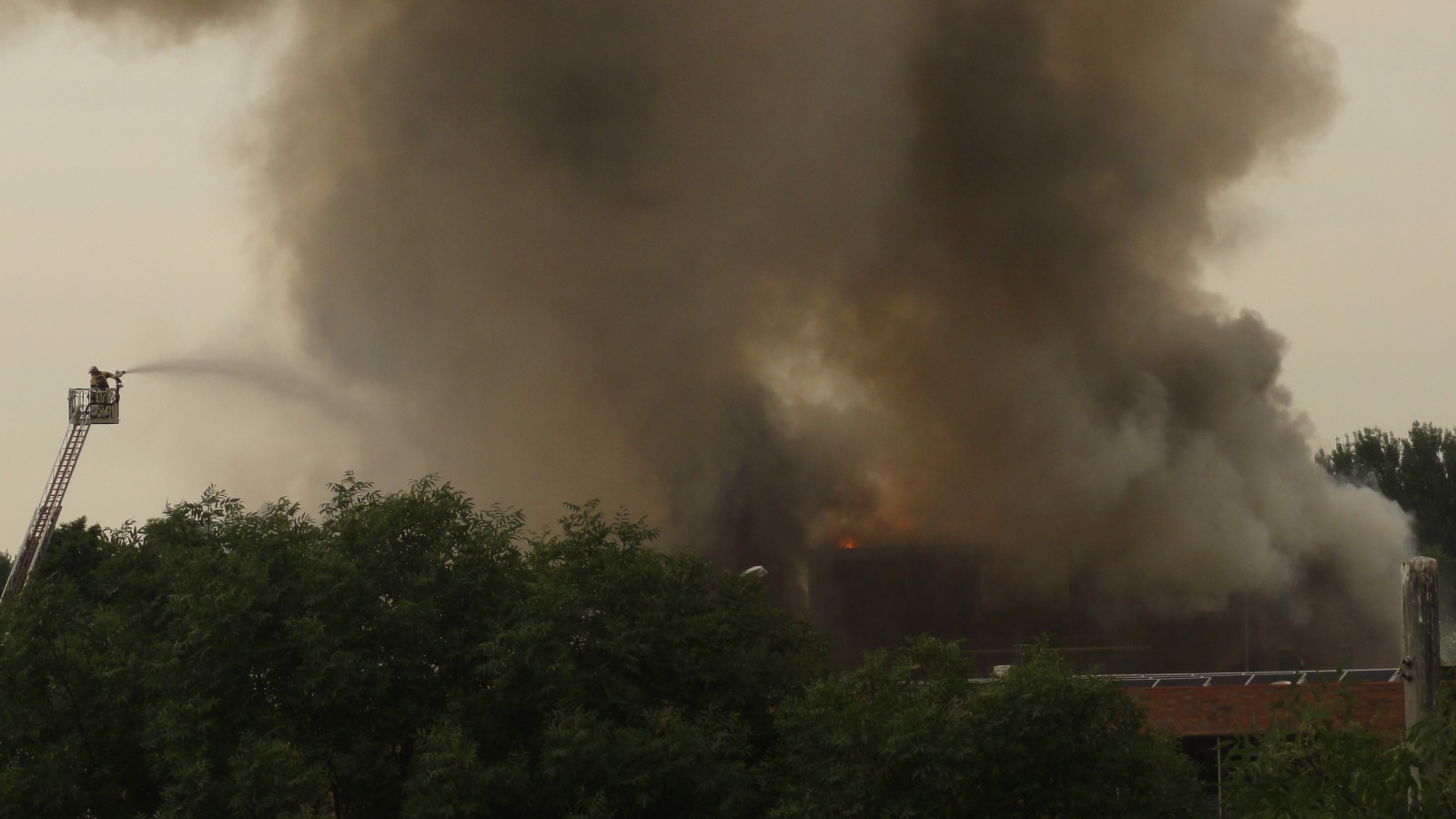 Brand in zuidoost. De brandweer blust brand in de buurt van het Bindelmeercollege. Vanaf hier is onduidelijk te zien welk pand in brand staat. 