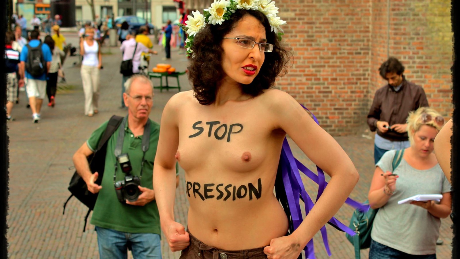 Topless protest bij Homomonument