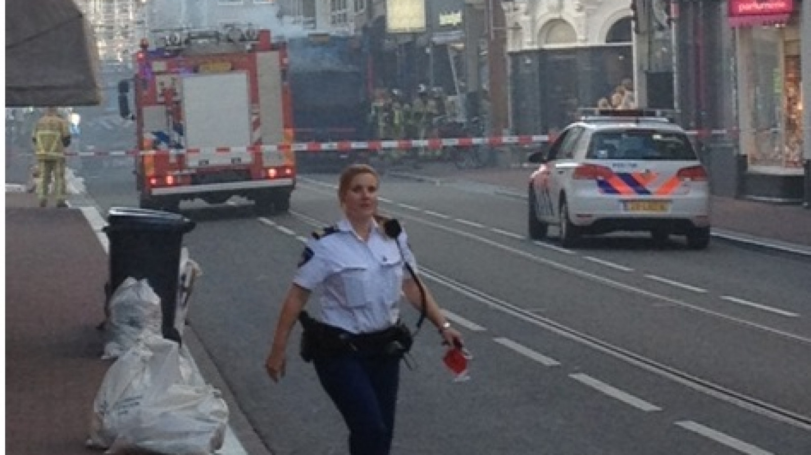 Brandende vuilniswagen in Utrechtsestraat