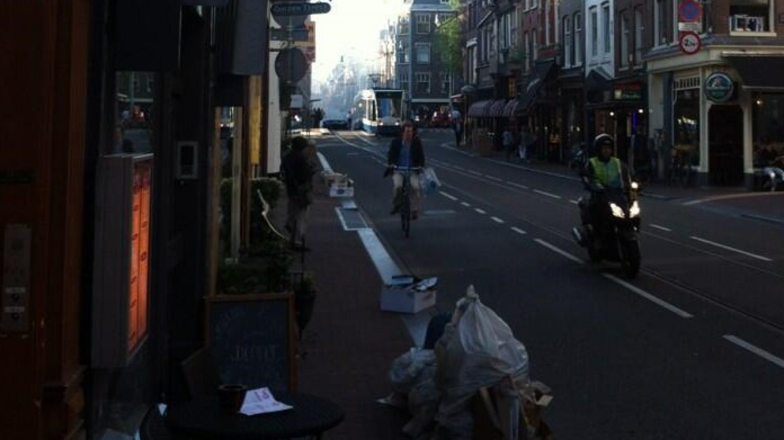 Brandende vuilniswagen in Utrechtsestraat