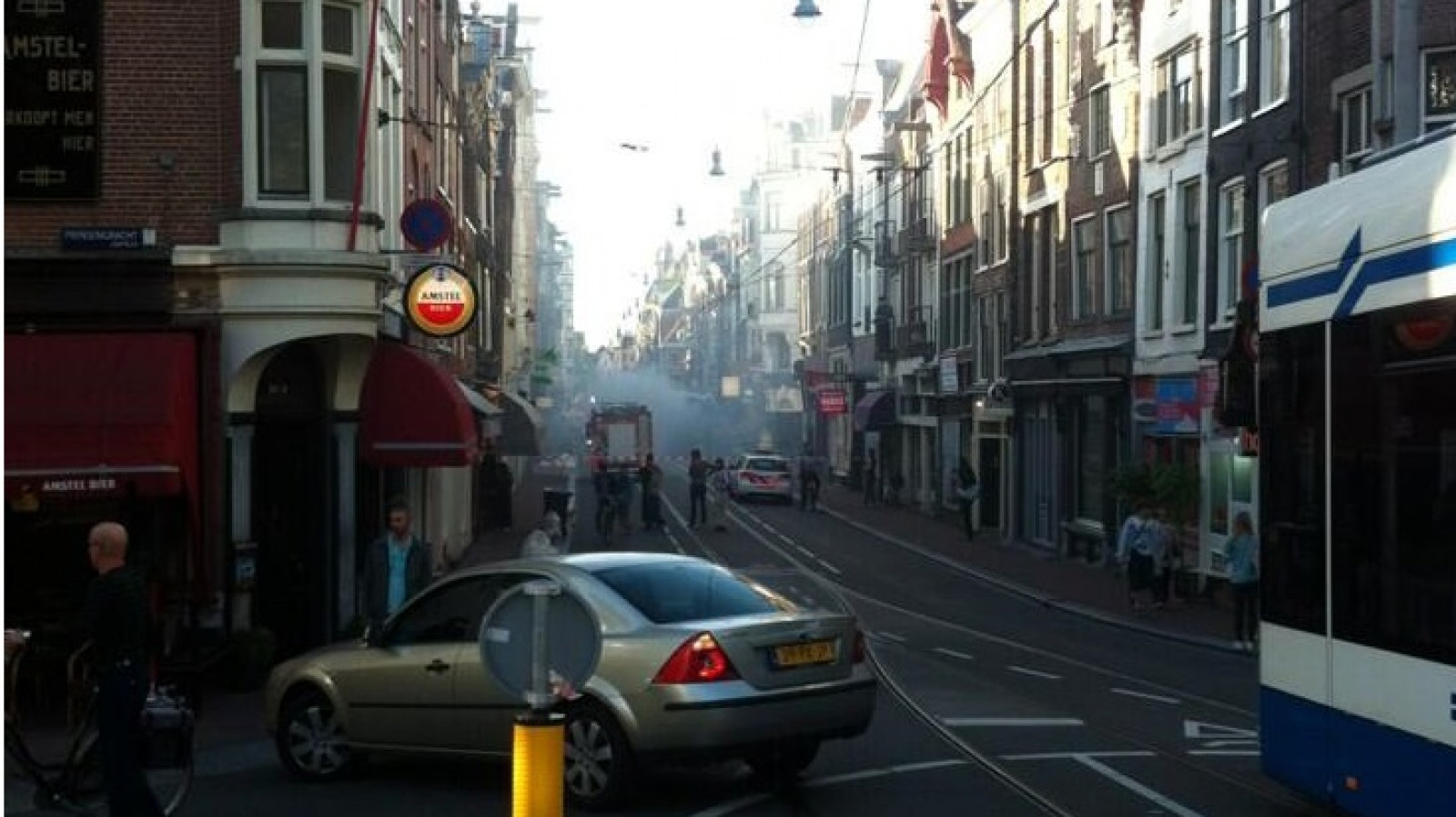 Brandende vuilniswagen in Utrechtsestraat