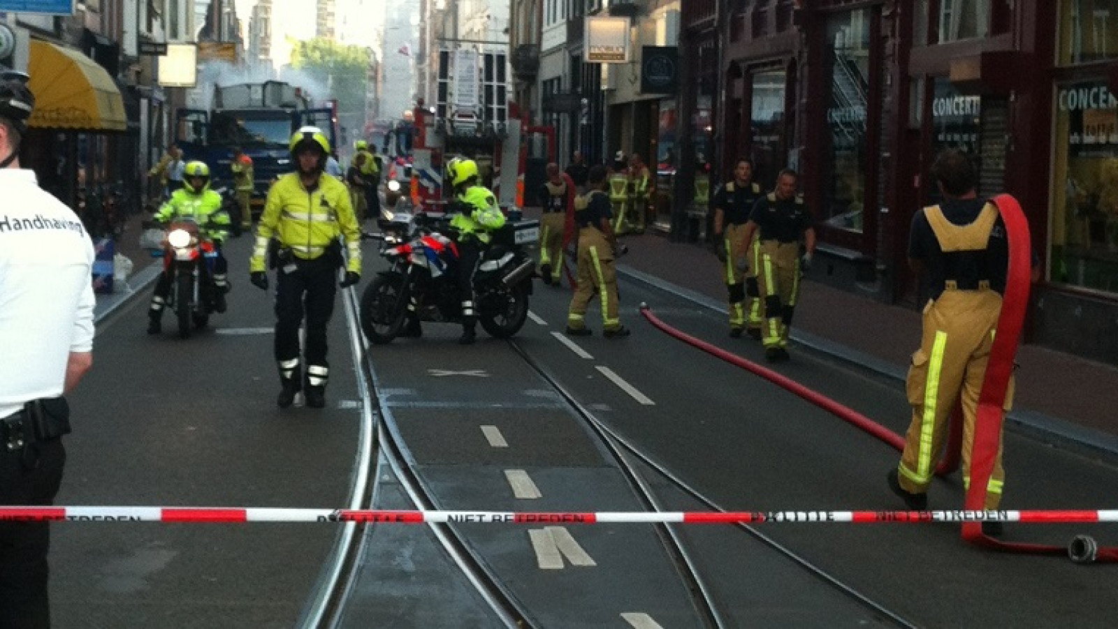 Brandende vuilniswagen in Utrechtsestraat