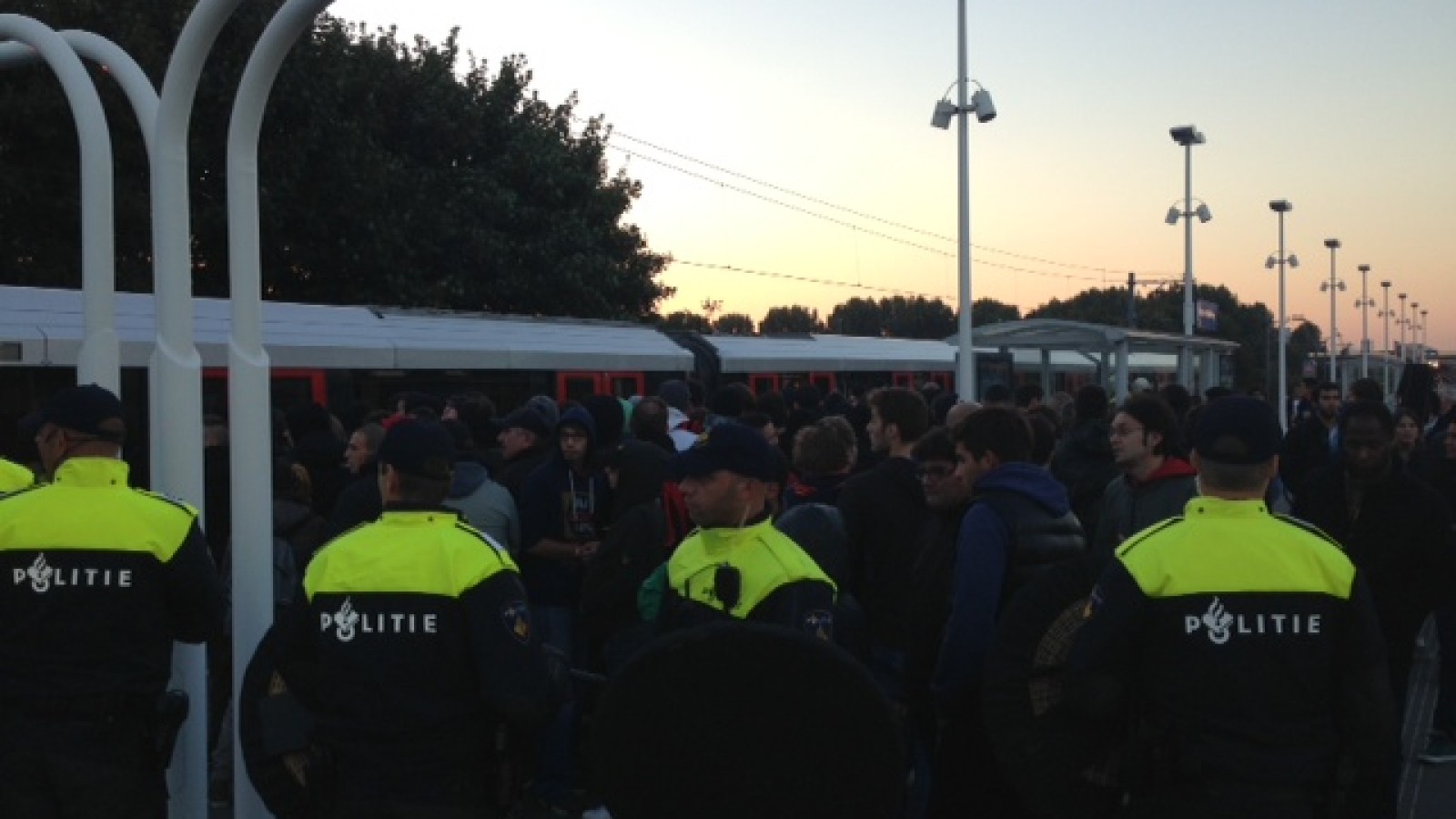 Hooligans Ajax bestormen metro met Milan-fans