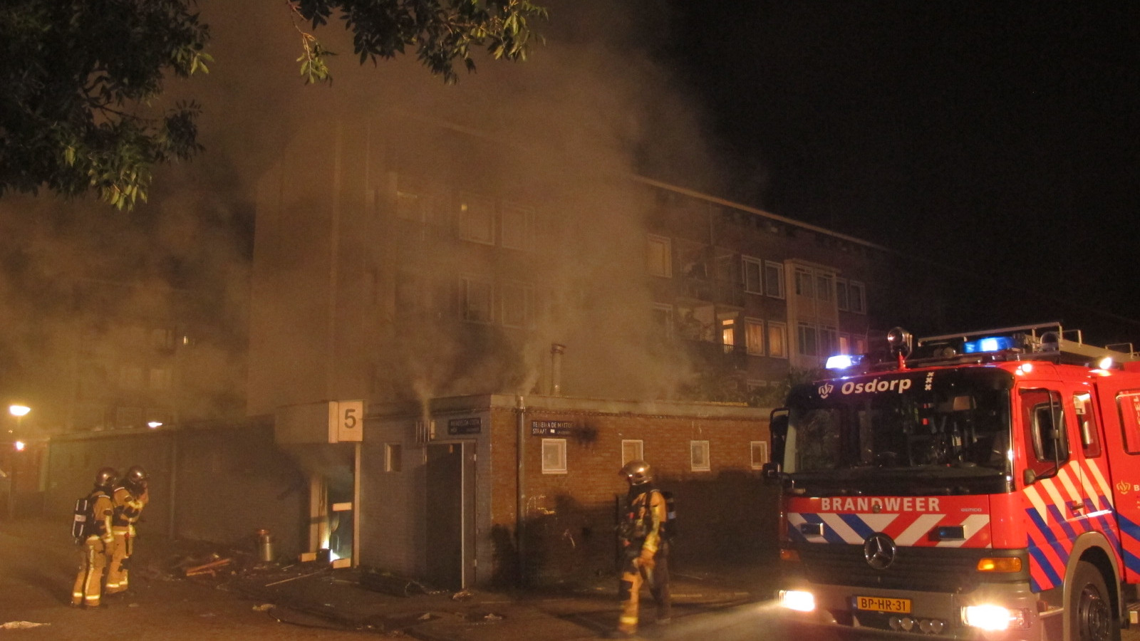 Grote brand in bijgebouw flat Nieuw-West