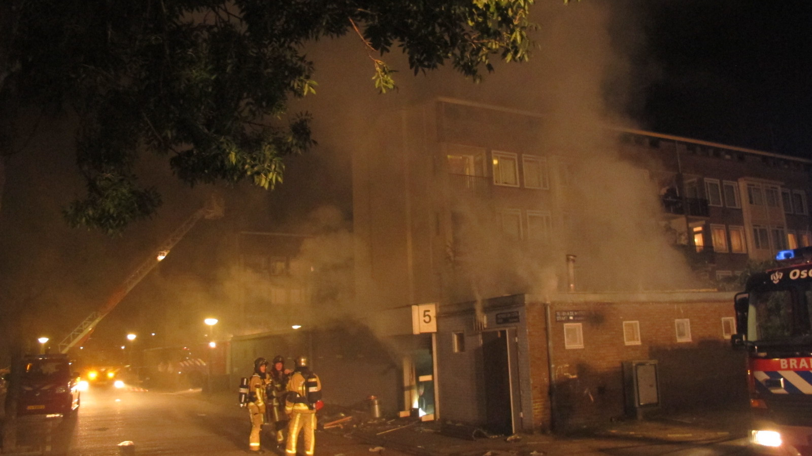 Grote brand in bijgebouw flat Nieuw-West