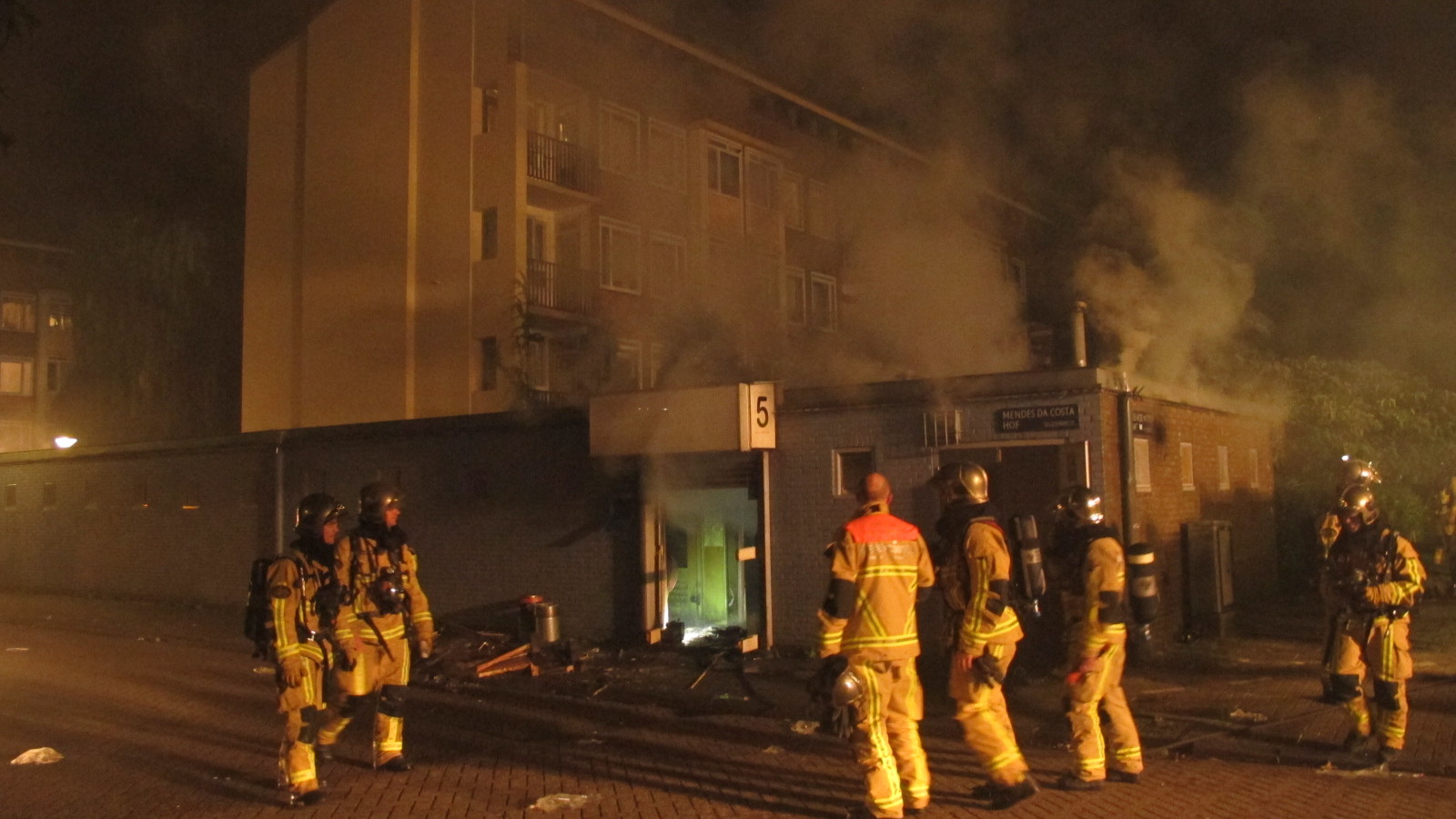 Grote brand in bijgebouw flat Nieuw-West