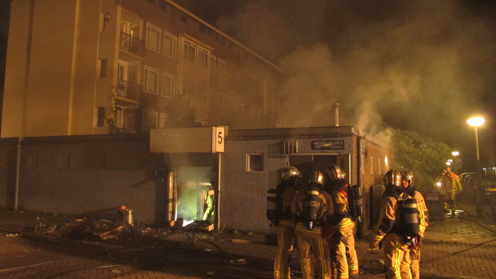 Grote brand in bijgebouw flat Nieuw-West