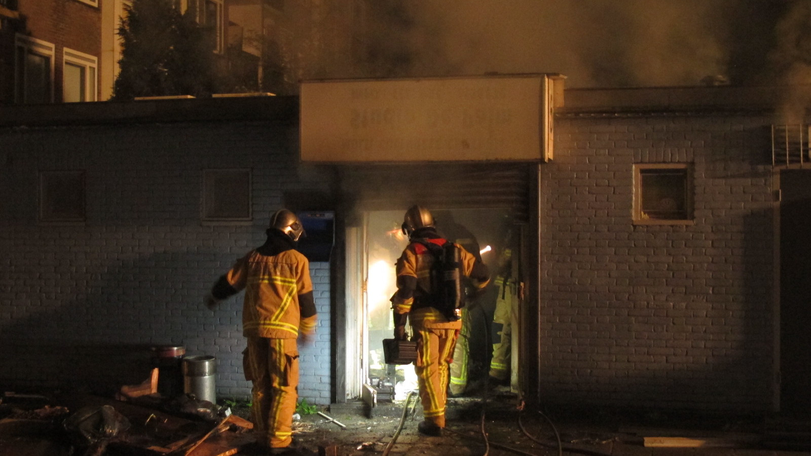 Grote brand in bijgebouw flat Nieuw-West