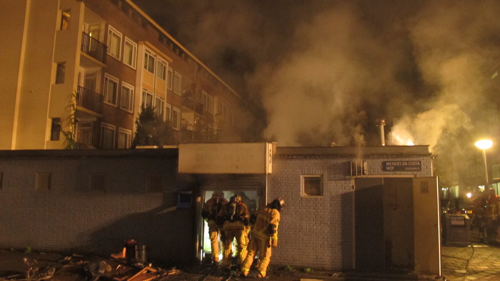 Grote brand in bijgebouw flat Nieuw-West