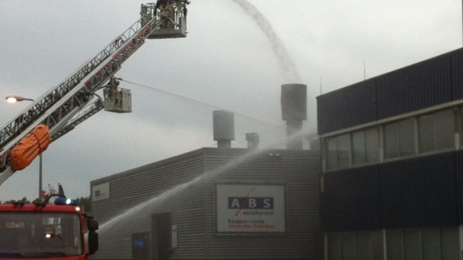 Grote brand bij autoschadebedrijf Zuidoost