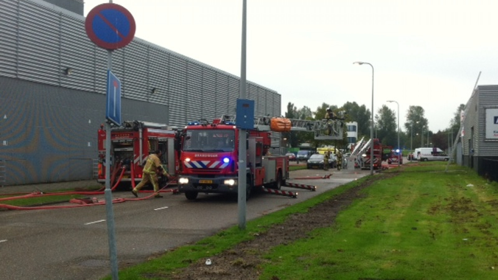 Grote brand bij autoschadebedrijf Zuidoost