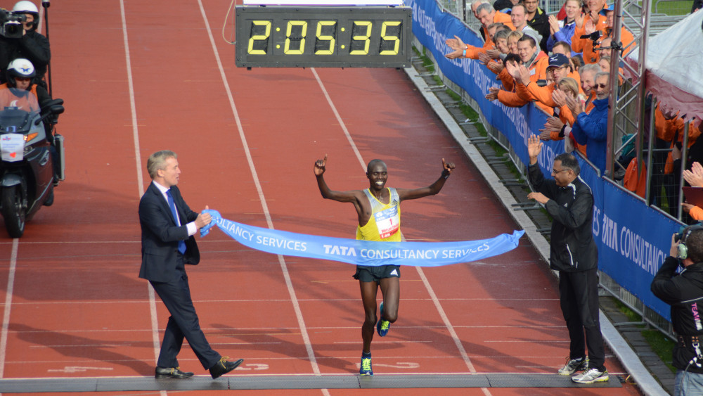 Wilson Chebet wint voor derde keer op rij de marathon AT5