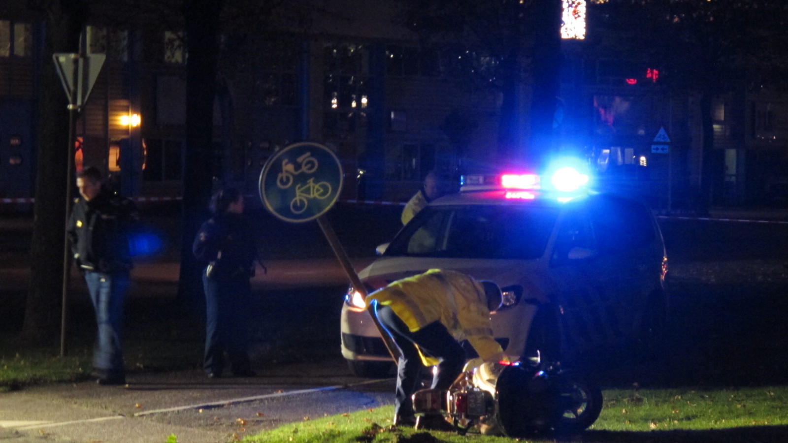 Snorfietser vlucht voor politie en knalt tegen paaltje