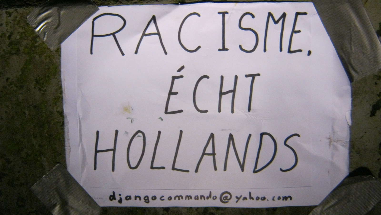 Racisme, écht hollands.
Anti-racisme activisten hebben de beelden van het slavernijmonument in Amsterdam aangekleed als zwarte piet. De actievoerders van het Djangocommando vinden dat zwarte piet een symbool is van het racisme dat vroeger de slavernij mo