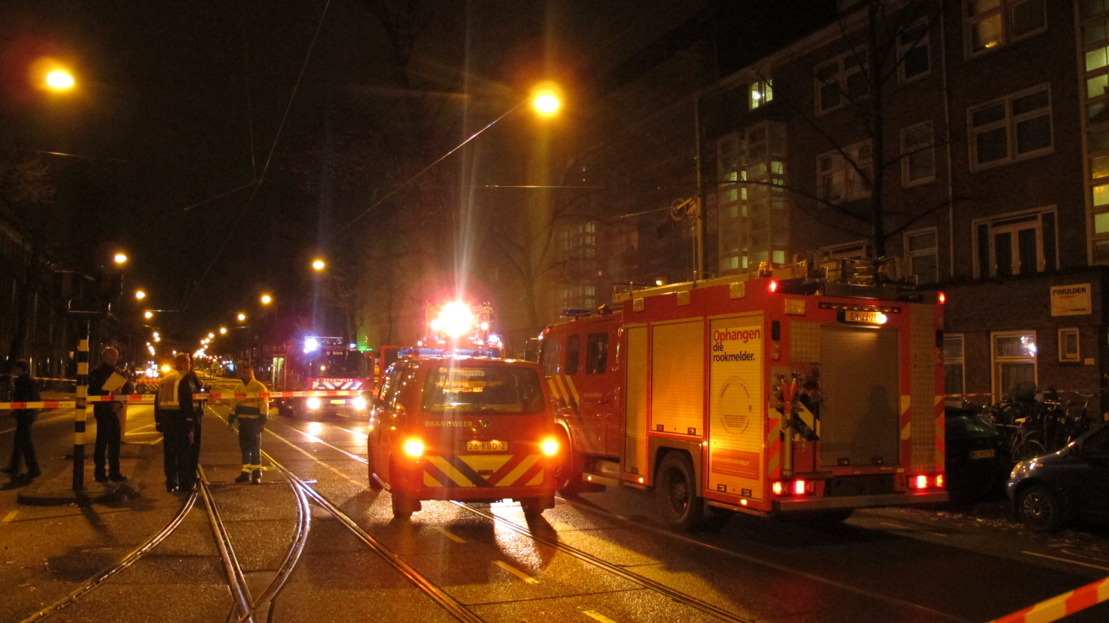 Gewonde vrouw uit brandende woning Stadionweg gehaald