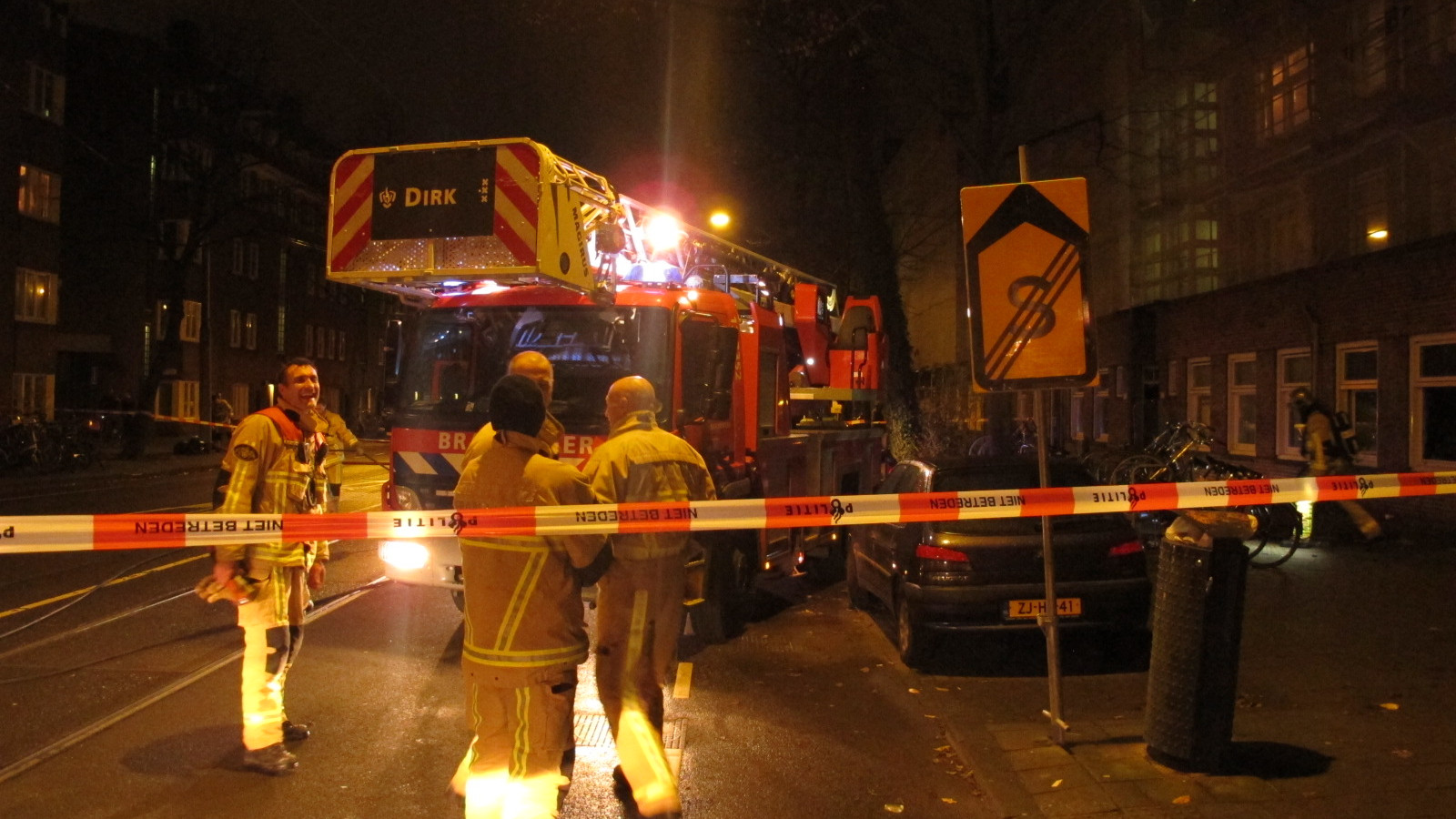 Gewonde vrouw uit brandende woning Stadionweg gehaald