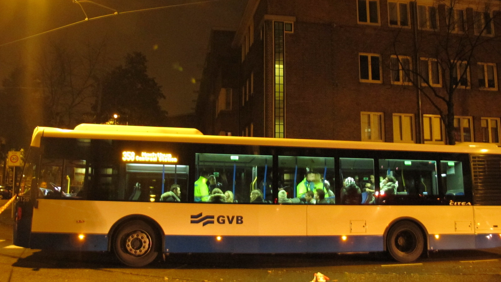 Gewonde vrouw uit brandende woning Stadionweg gehaald