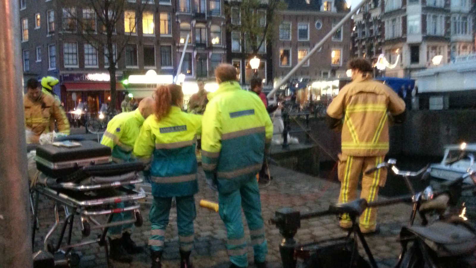 Einde vd singel,  bij centraal, persoon te water. Duikers politie brandweer ambulance ter plekke