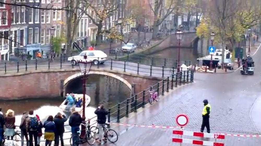 Heineken-ontvoerders racen door de gracht - AT5