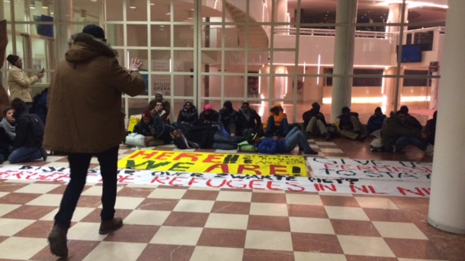 UPDATE: Afgesplitste groep vluchtelingen protesteert in Stopera