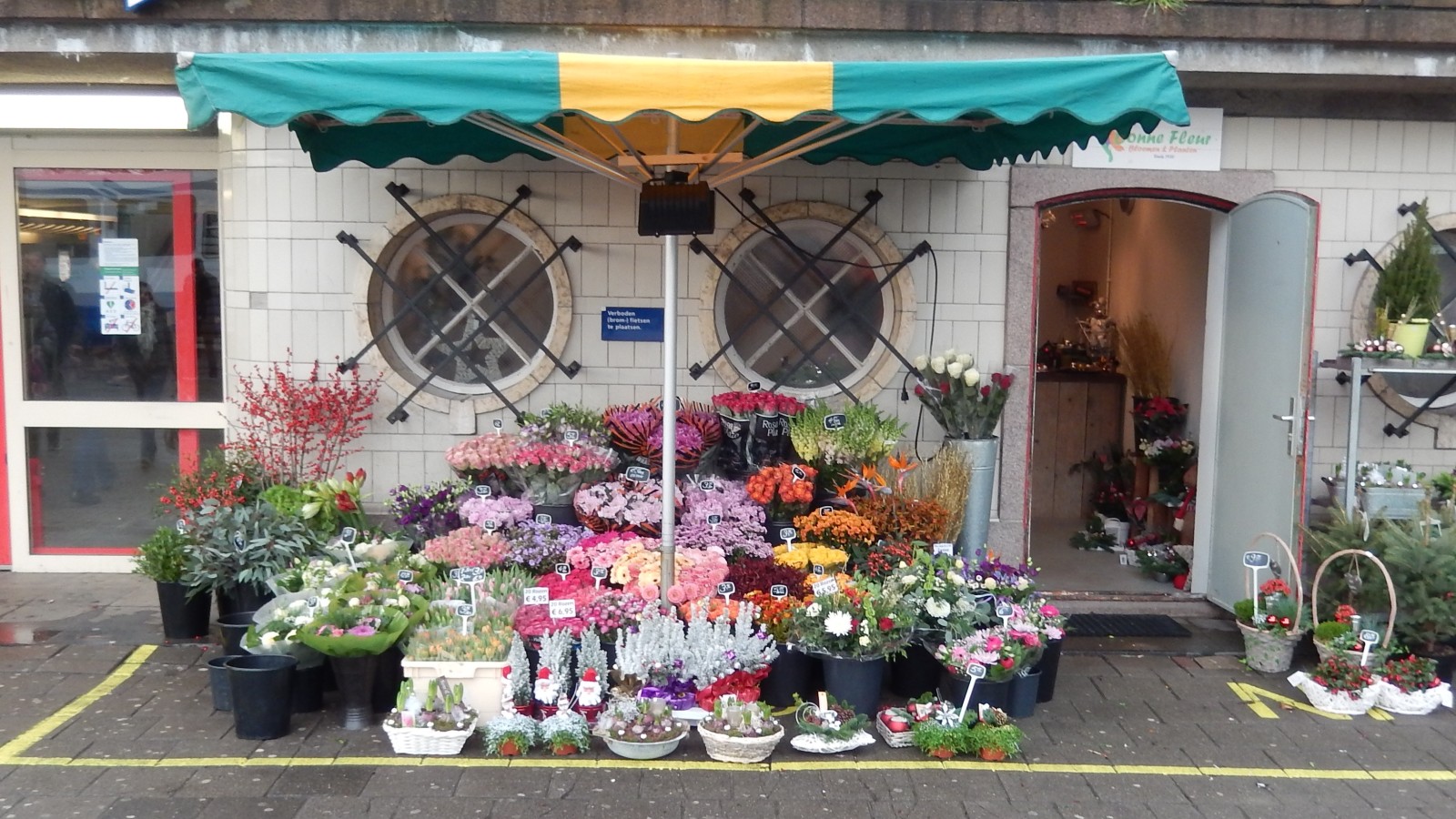 Nu ook bloemen te koop op het Amstelstation -