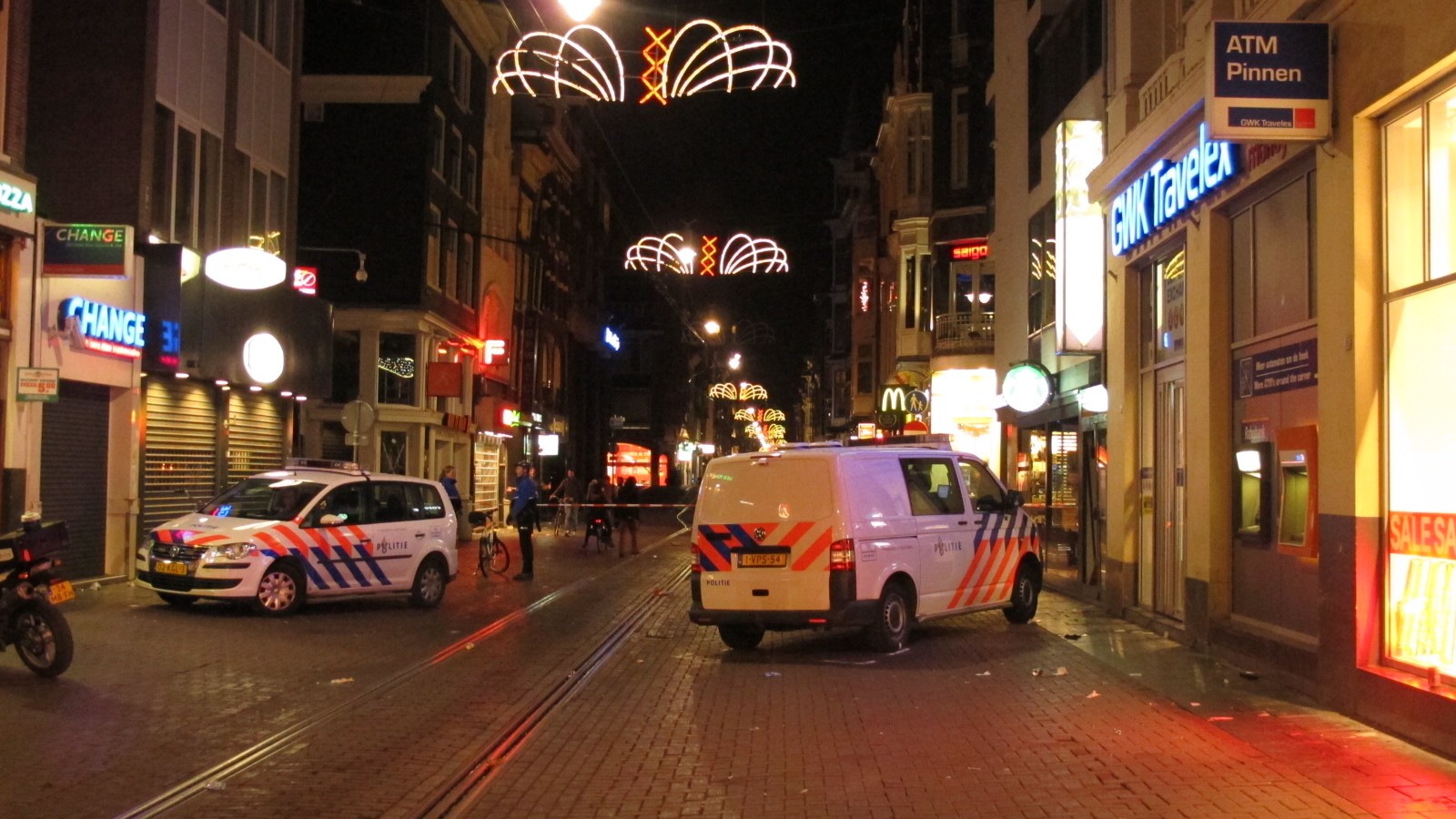 'Politiebusje ramt voetganger wedkantoor binnen'