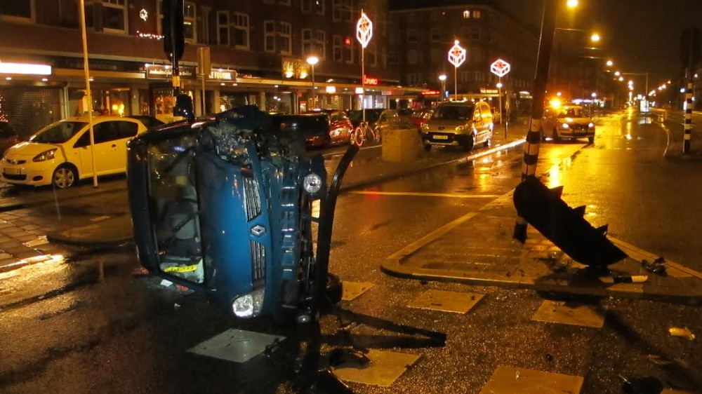 Bestelauto Sloopt Stoplicht En Belandt Op Zijkant - AT5