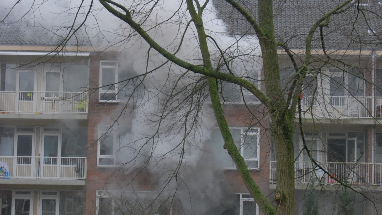 brand in appartement op 1e etage Zuid-Hollandstraat, gezien vanaf Persijn