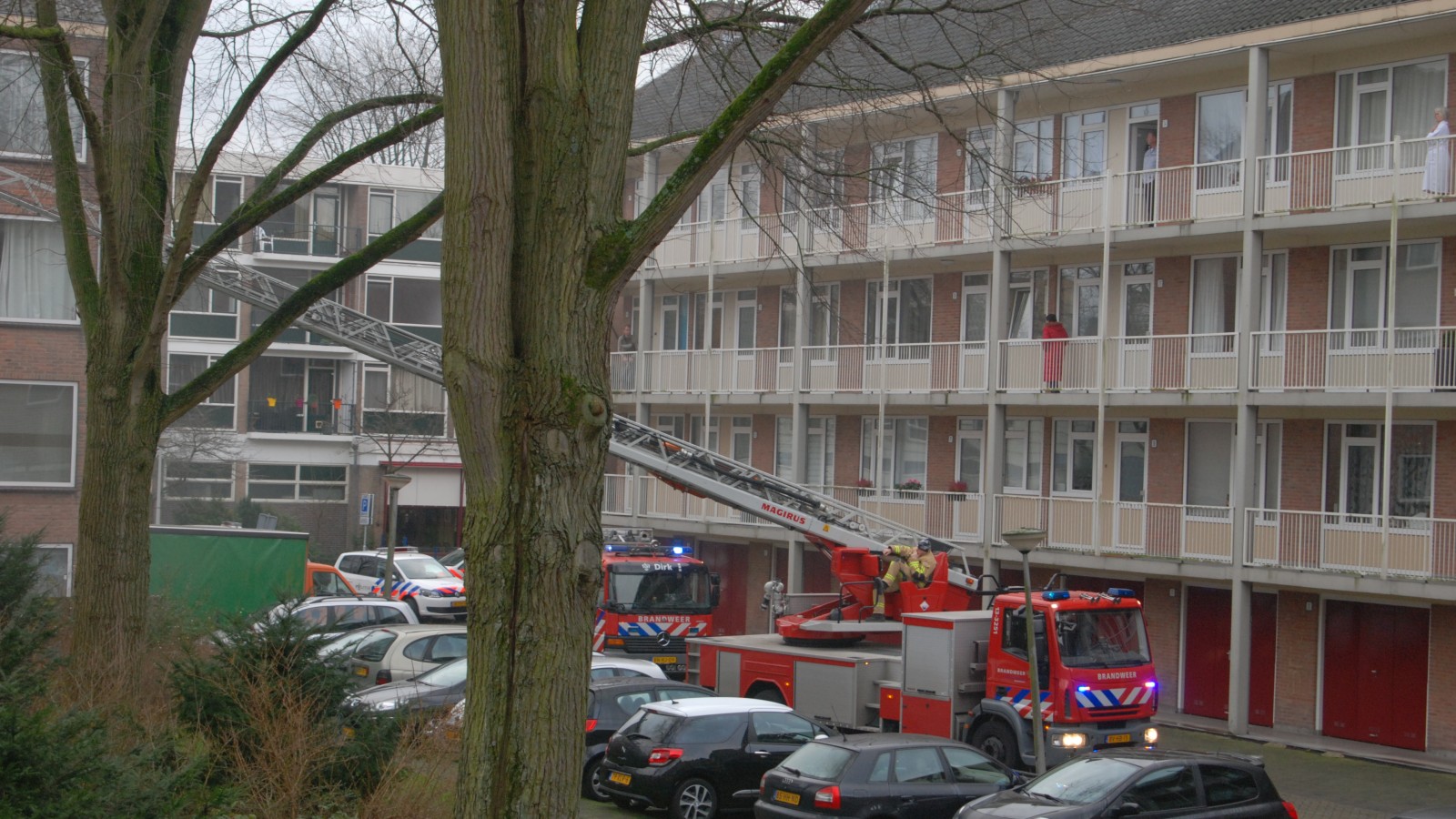 brand in appartement op 1e etage Zuid-Hollandstraat, gezien vanaf Persijn