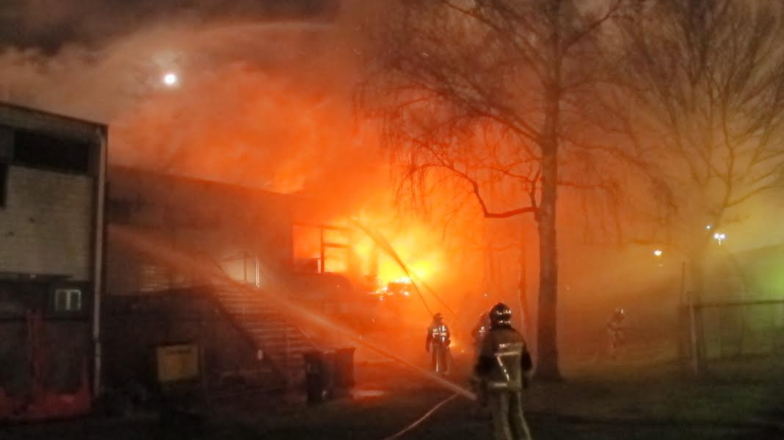 Grote brand in voetbalkantine FC Amsterdam (VIDEO)