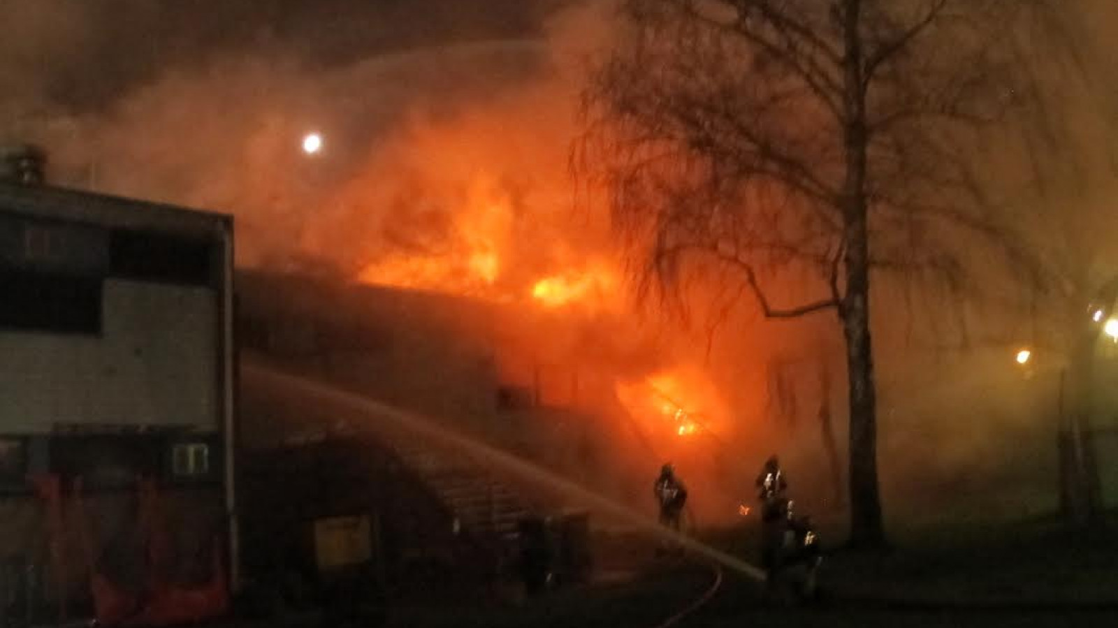 Grote brand in voetbalkantine FC Amsterdam (VIDEO)