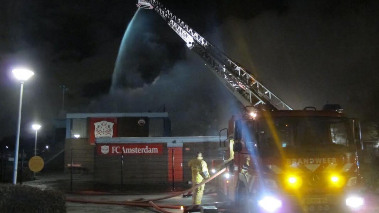 Grote brand in voetbalkantine FC Amsterdam (VIDEO)