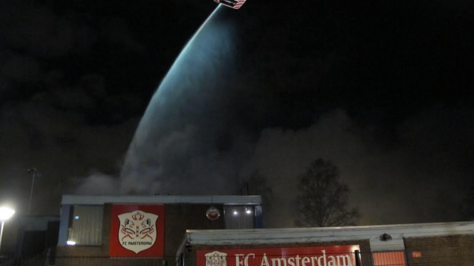 Grote brand in voetbalkantine FC Amsterdam (VIDEO)