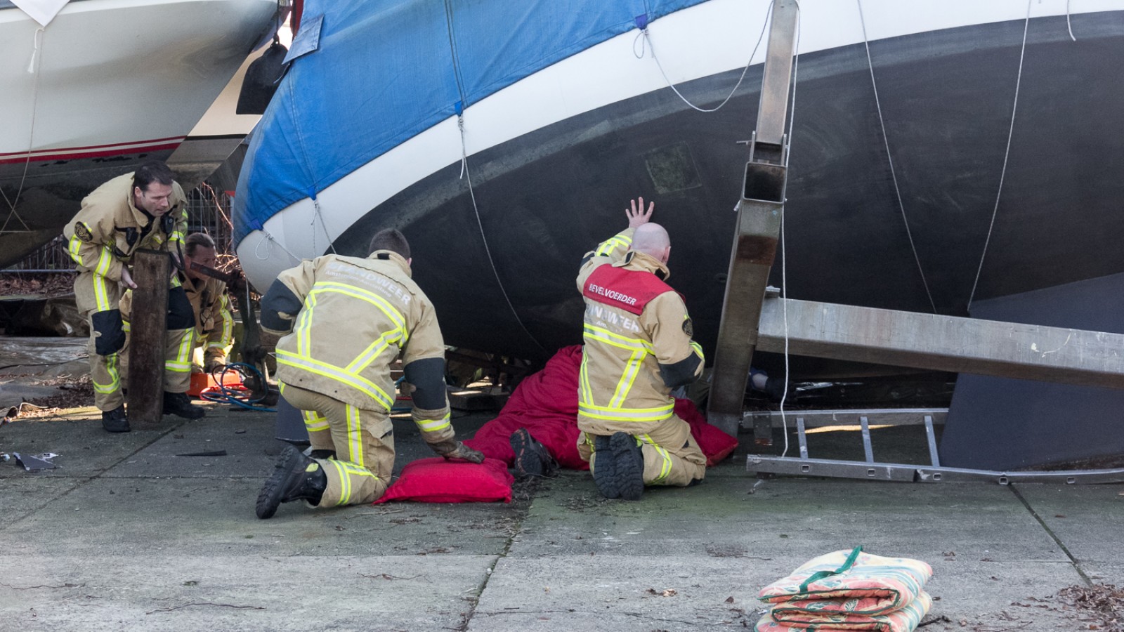 Aan de Scheepmakerskade in Amsterdam-Noord is rond 11:00 uur een man bekneld geraakt tijdens werkzaamheden aan een boot. 
De toedracht is nog onbekend. De traumahelicopter verleent hulp.