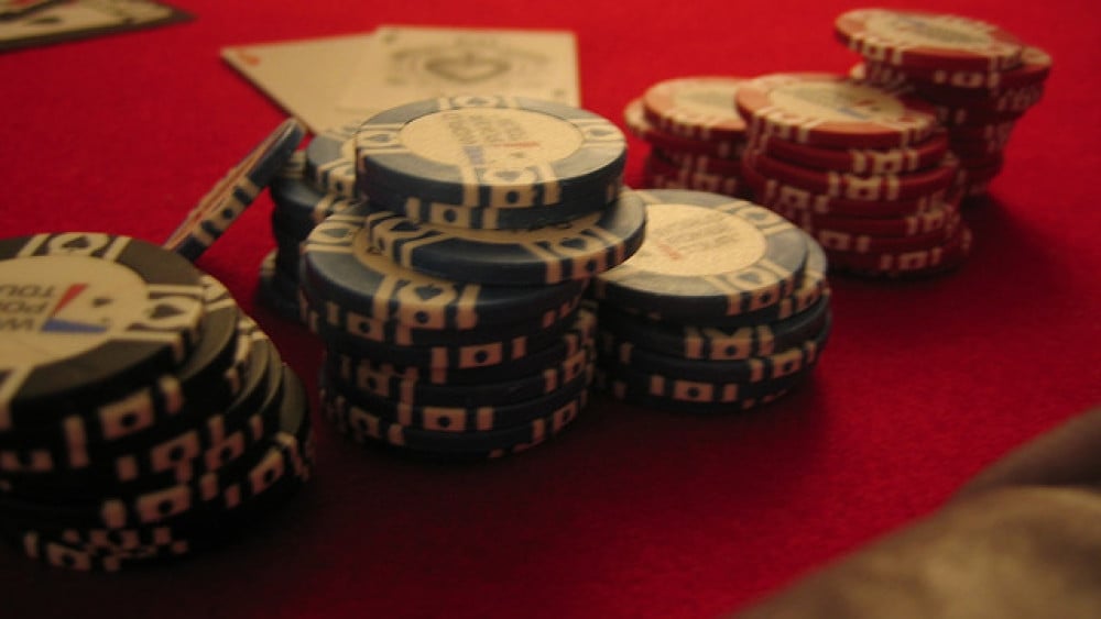 Politie valt café binnen aan Bos en Lommerweg na vermoedens van illegaal gokken