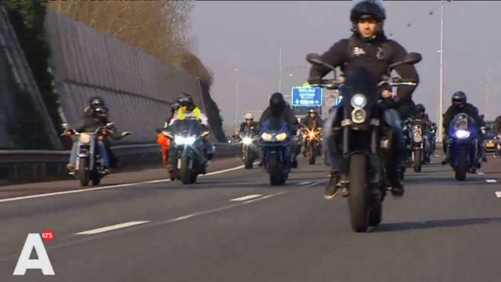 Video: Herdenking omgekomen motorrijder in Piet Heintunnel