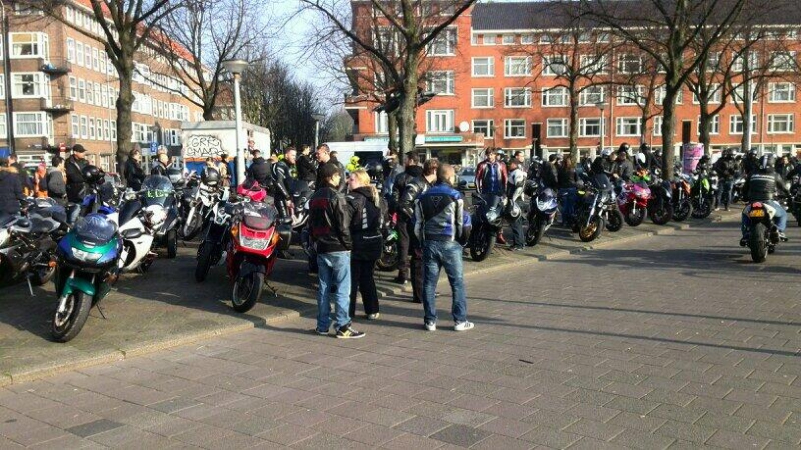 Video: Herdenking omgekomen motorrijder in Piet Heintunnel