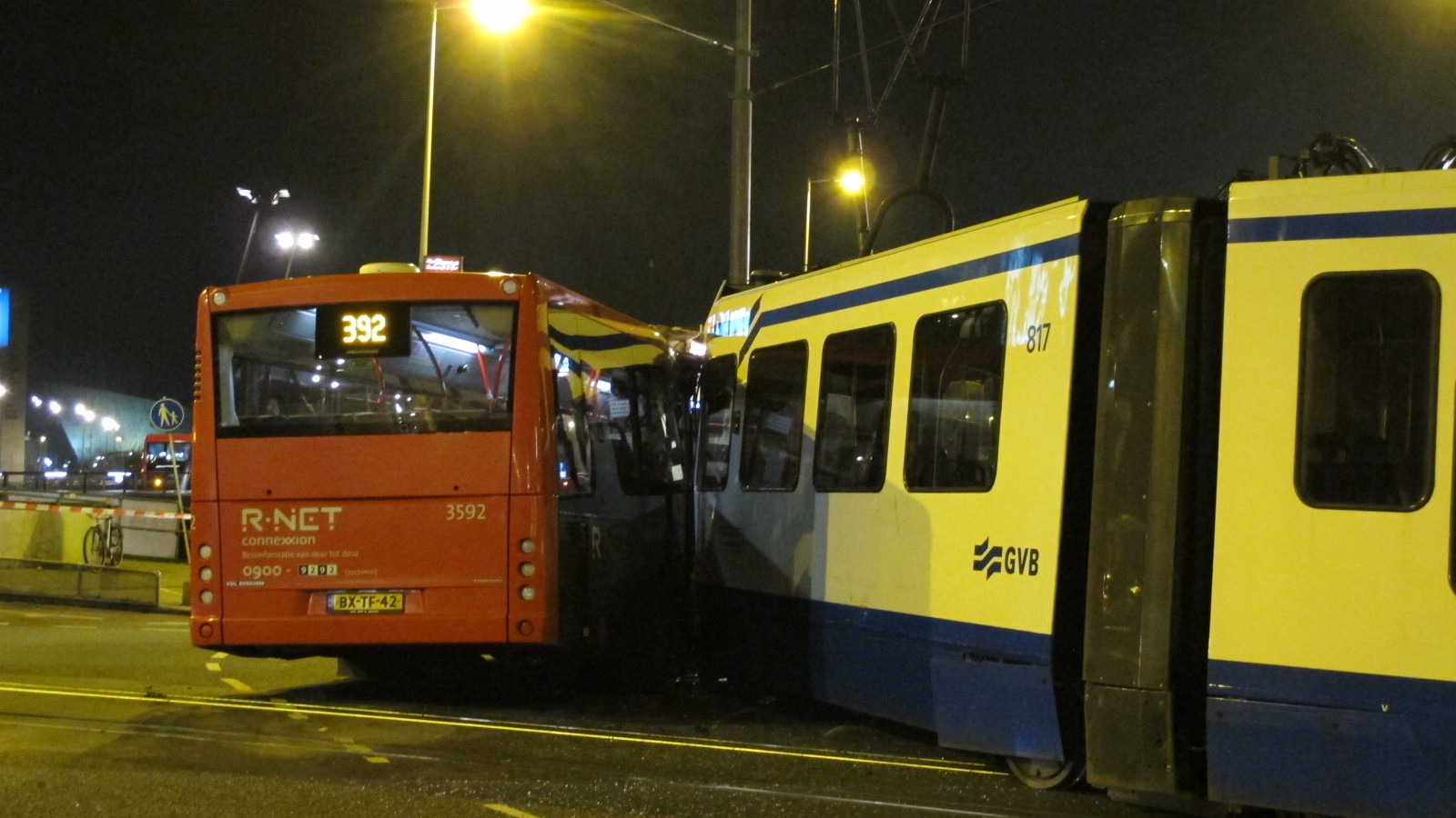 Gewonden en veel schade bij botsing tussen bus en tram CS