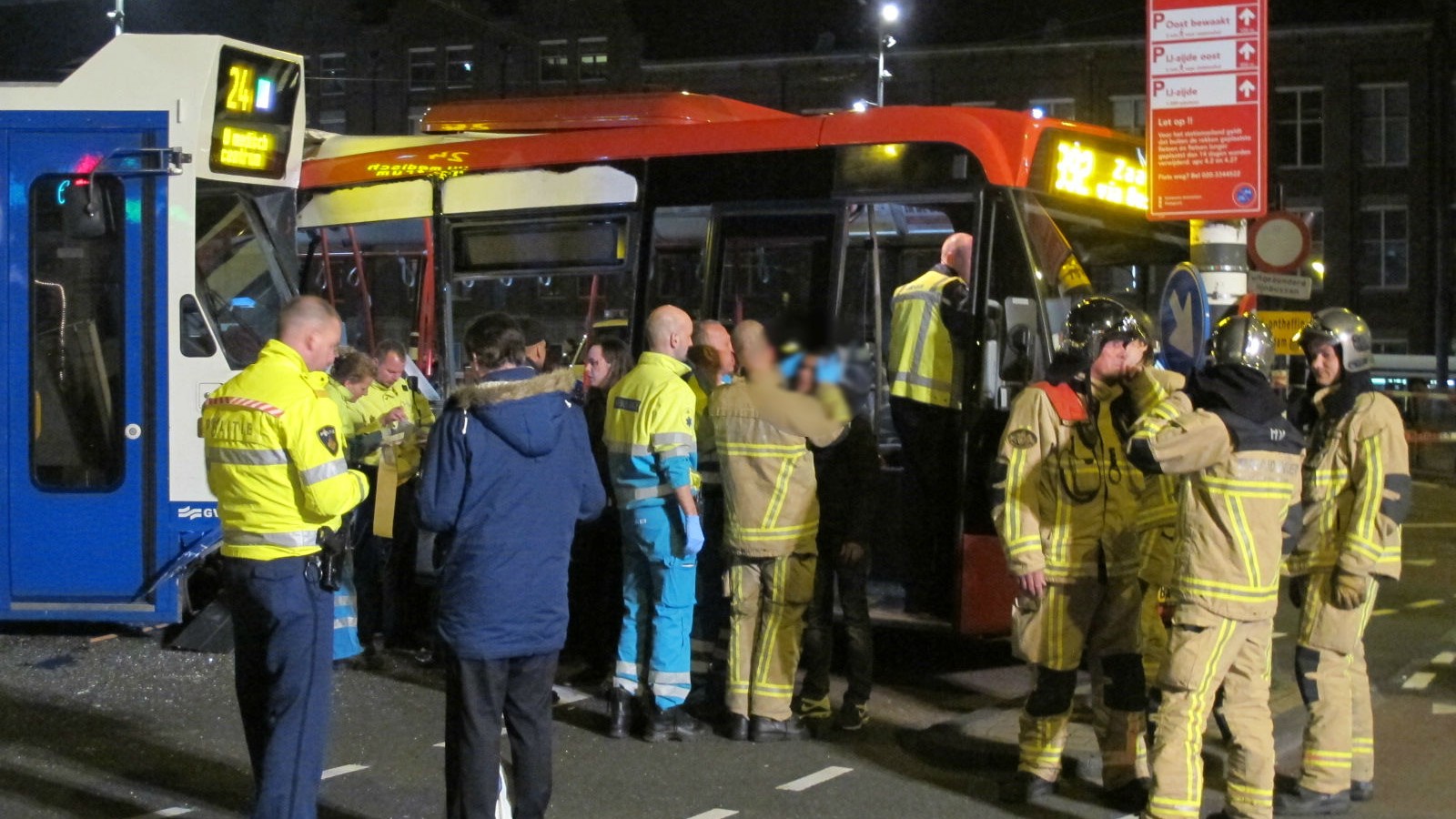 Gewonden en veel schade bij botsing tussen bus en tram CS