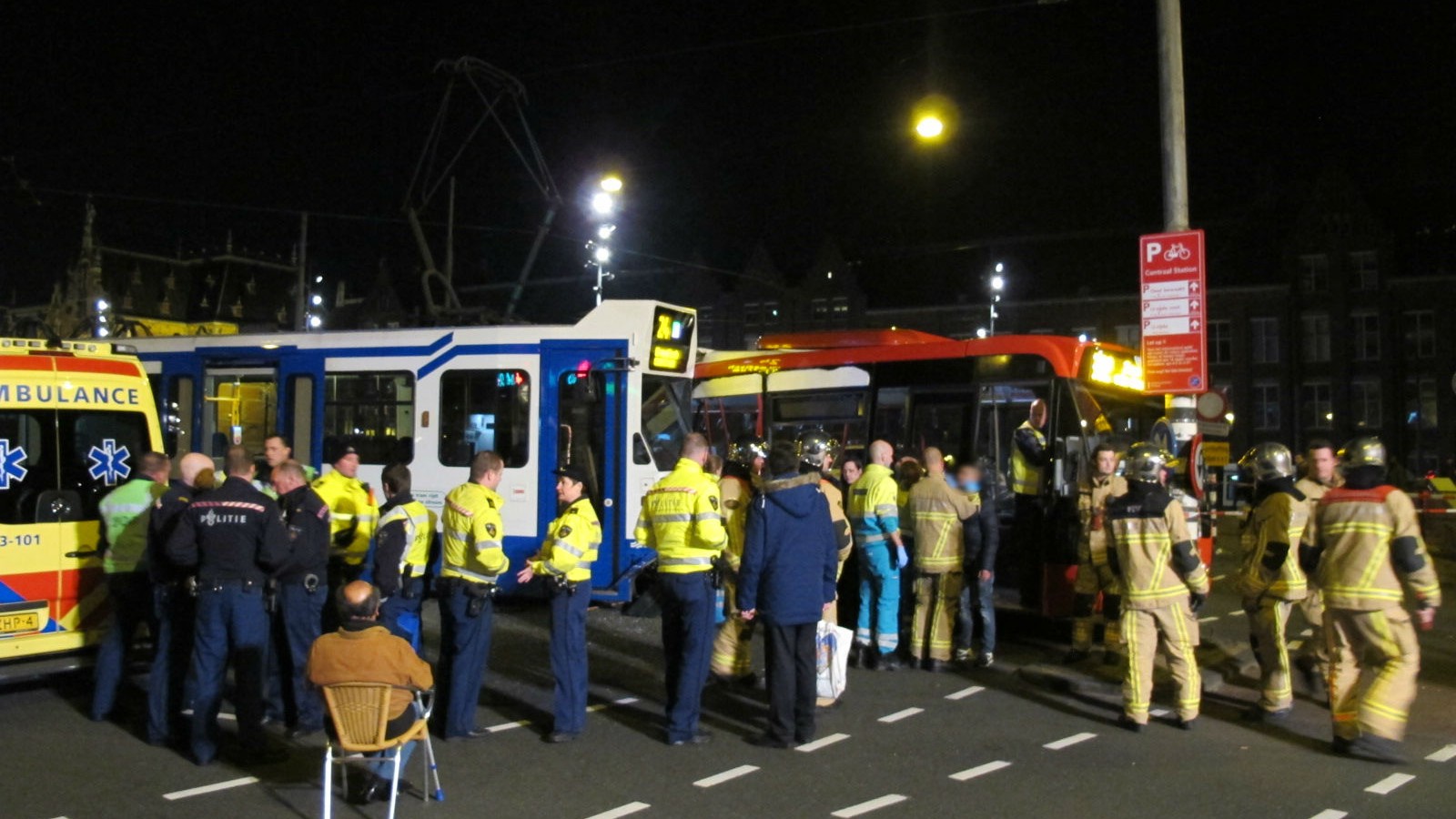 Gewonden en veel schade bij botsing tussen bus en tram CS