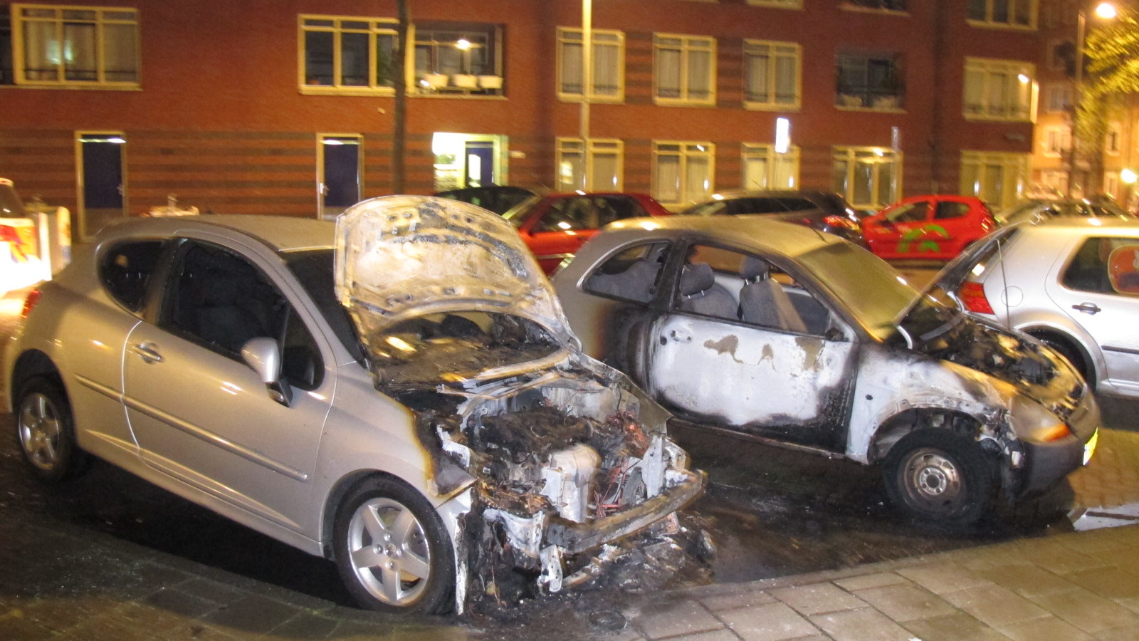 Geparkeerde auto's uitgebrand in Oost