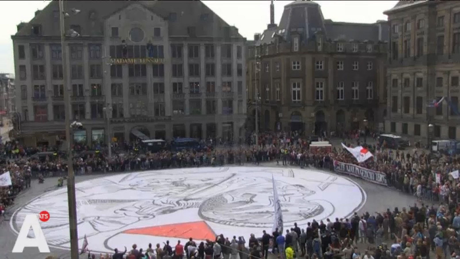 Honderden bij protestmars voor oude Ajax-logo